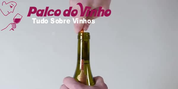 empurrando a rolha para dentro