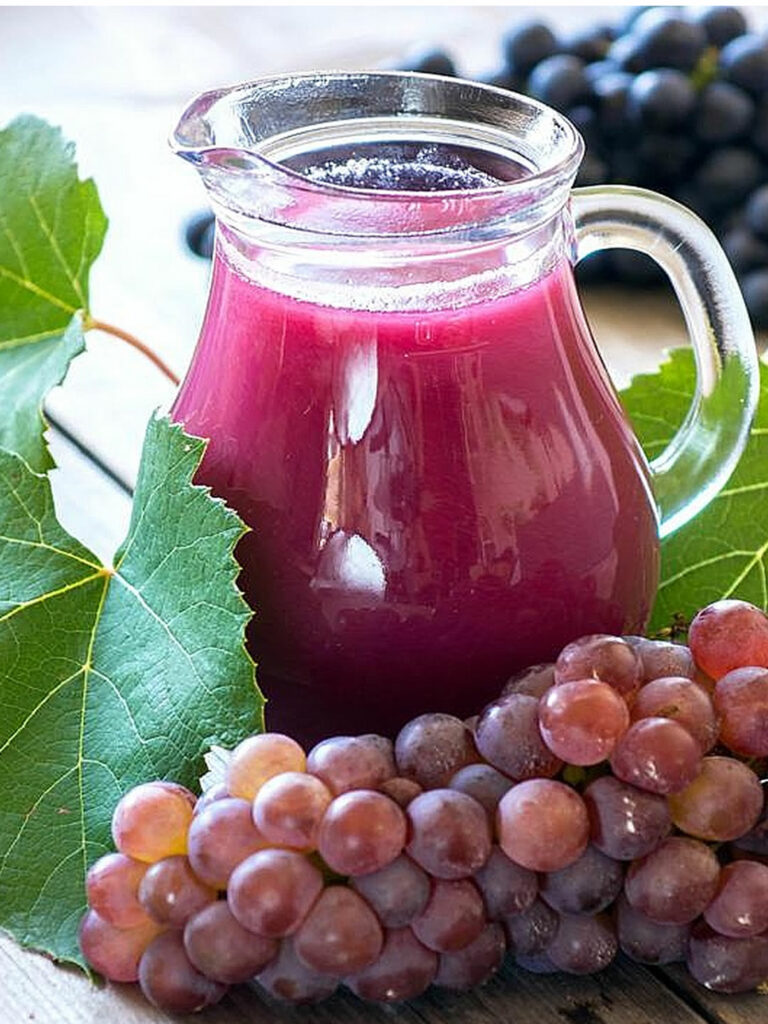 preparando suco de uva